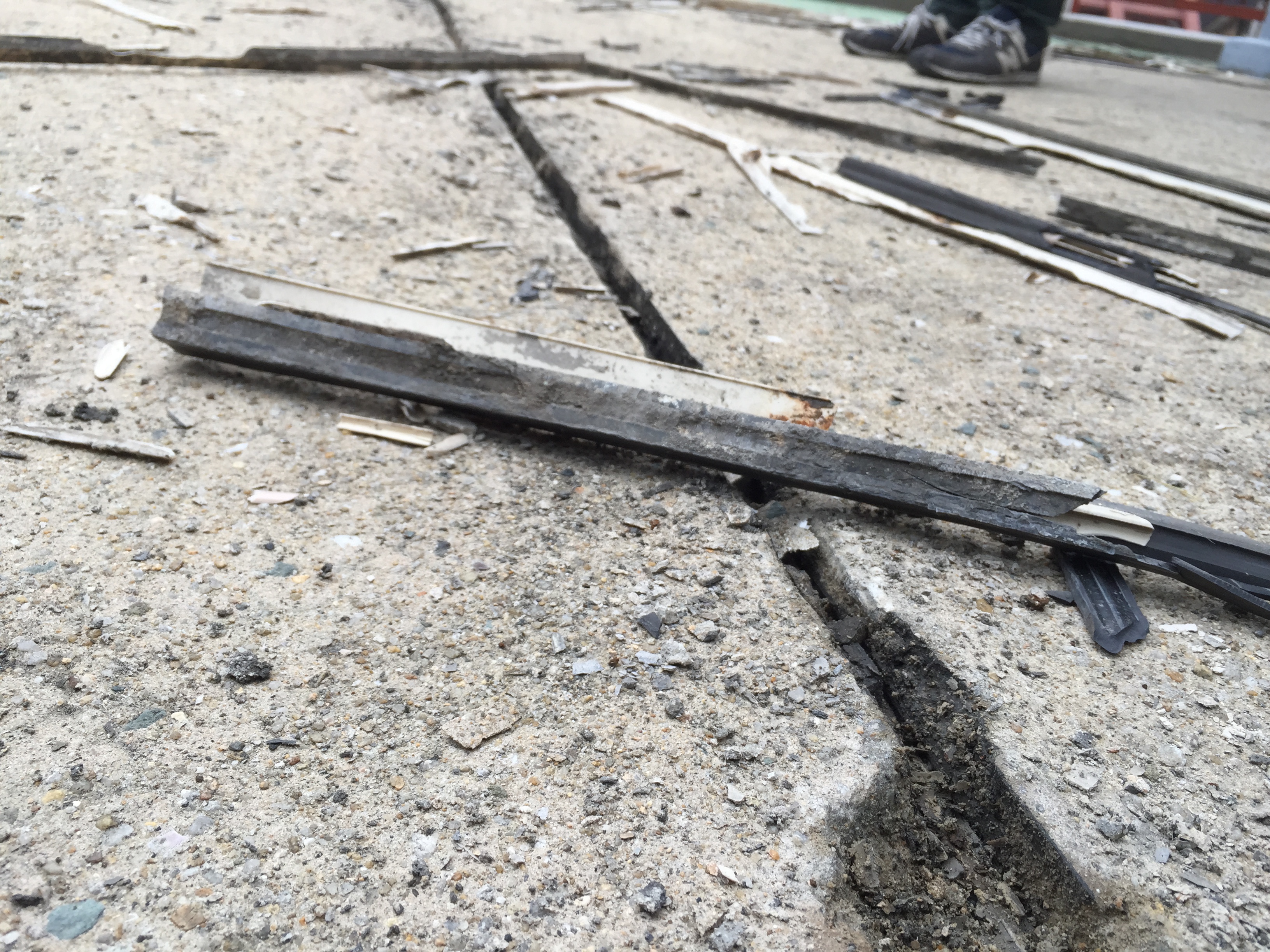 屋上防水工事ー劣化コーキング剤除去