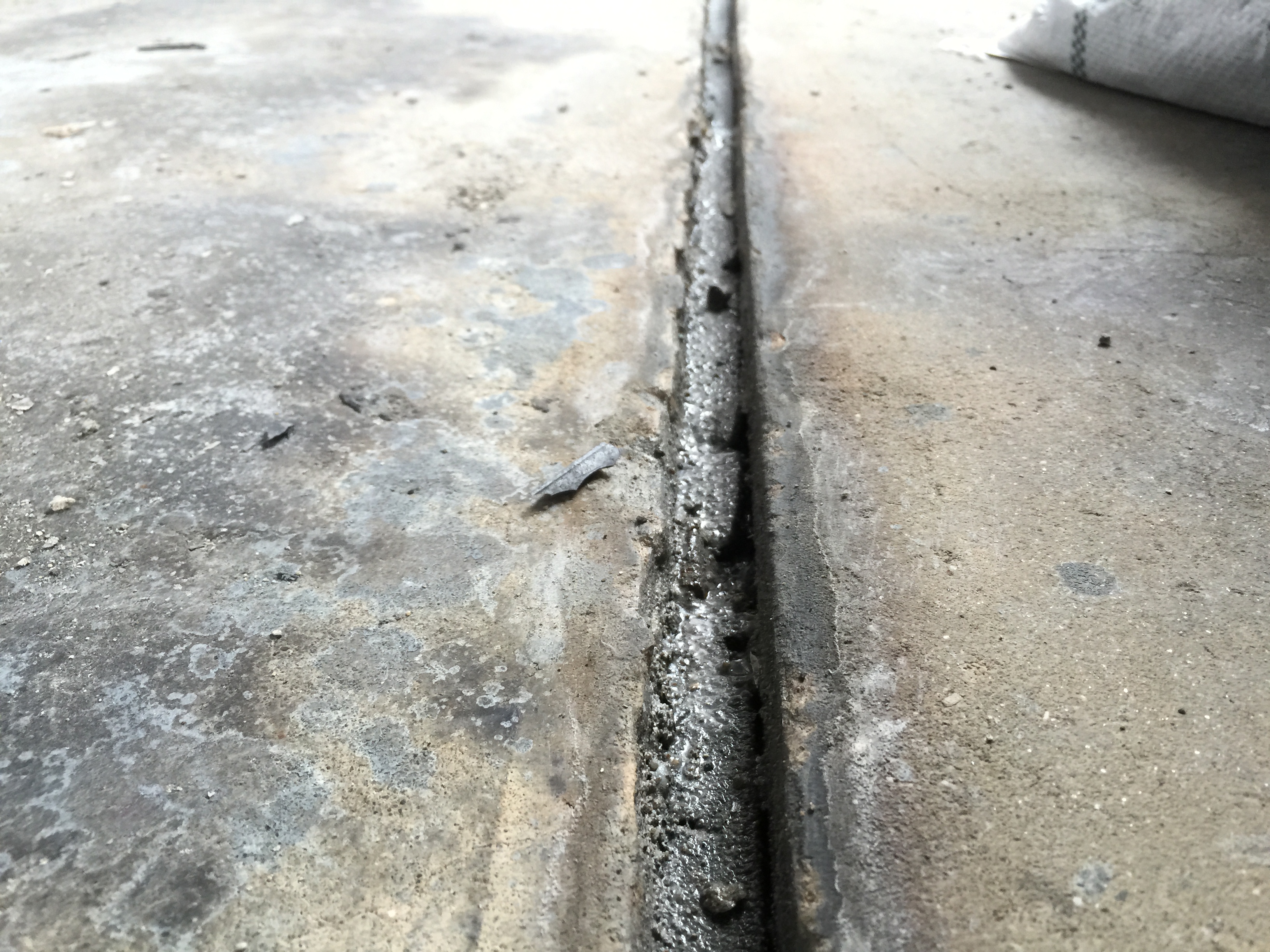 屋上防水工事ー新コーキング剤塗り