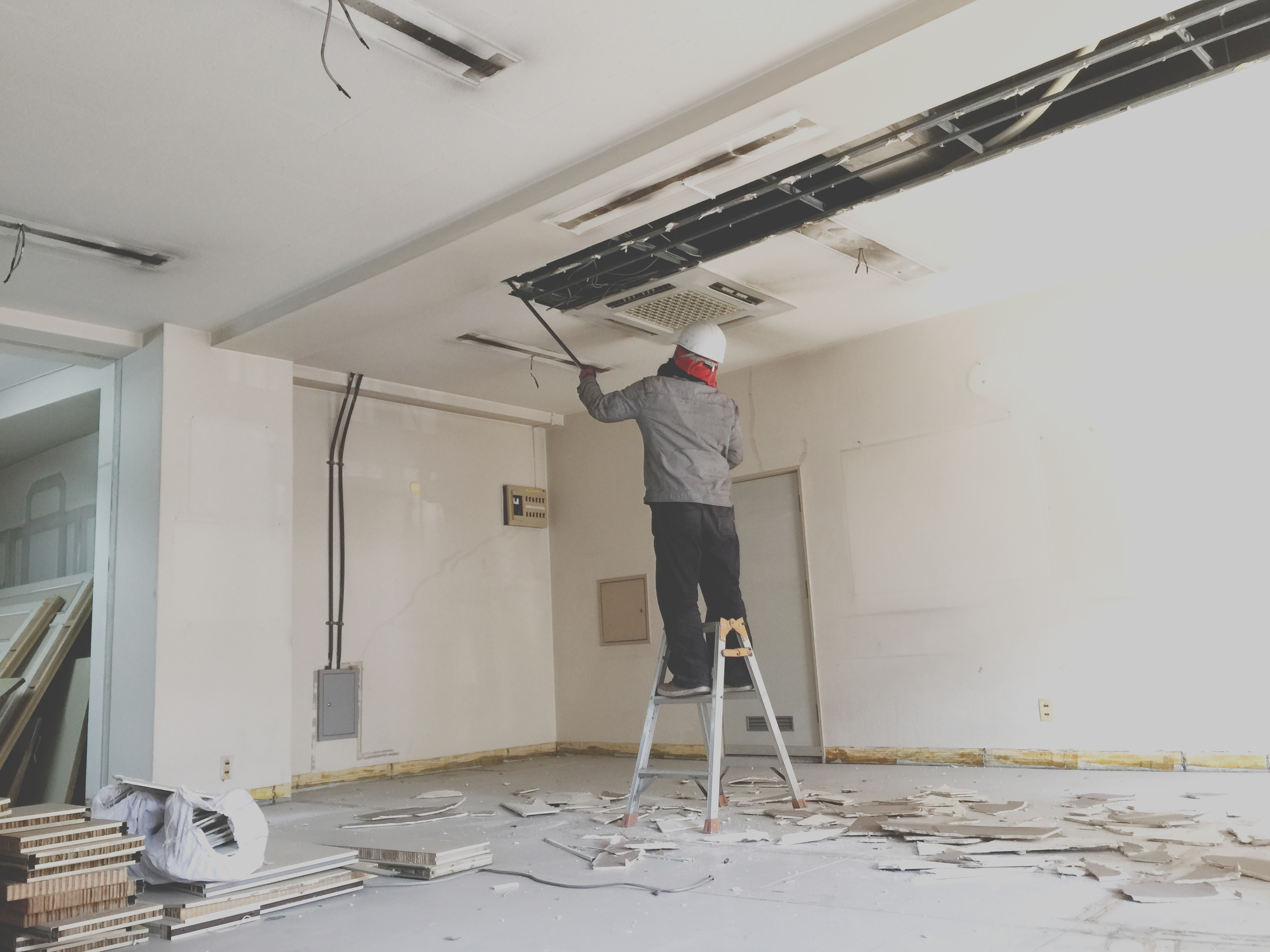 1階原状回復ー天井＆Pタイル剥がし (1)