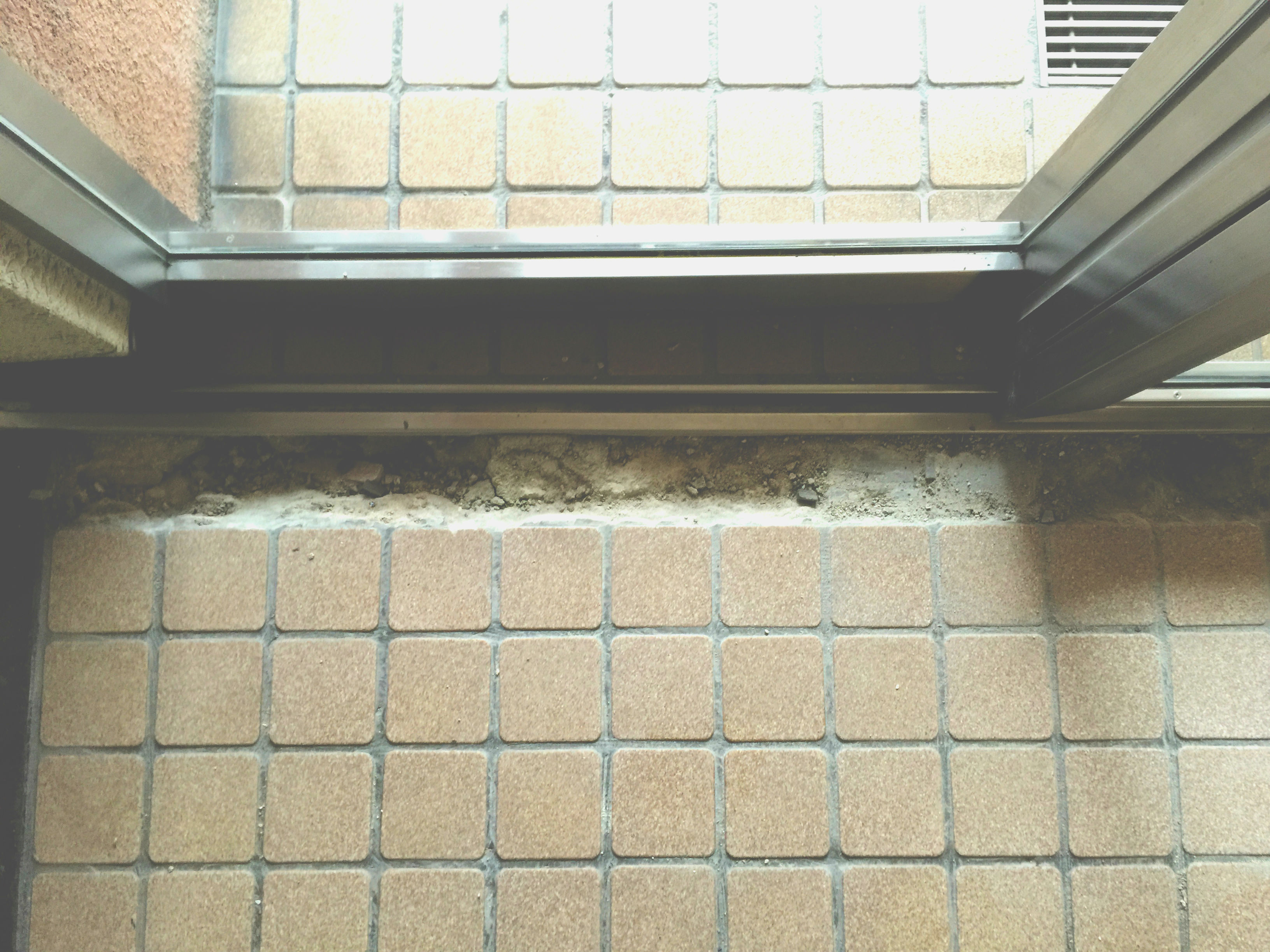 既存タイルの剥離